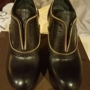 Louis Vuitton shoes barely worn